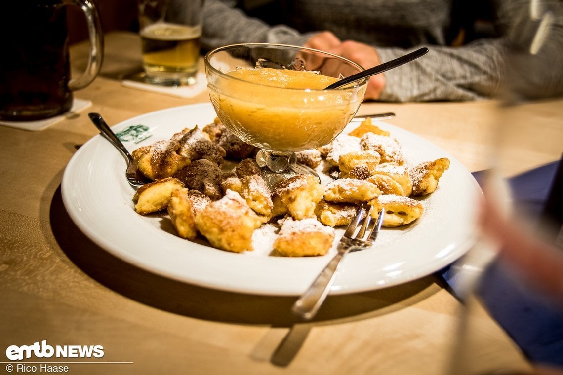 Pause auf einer Berghütte. Ganz egal ob in den Alpen, im Harz oder im Fichtel, was gehört unbedingt dazu? Richtig, Kaiserschmarrn!