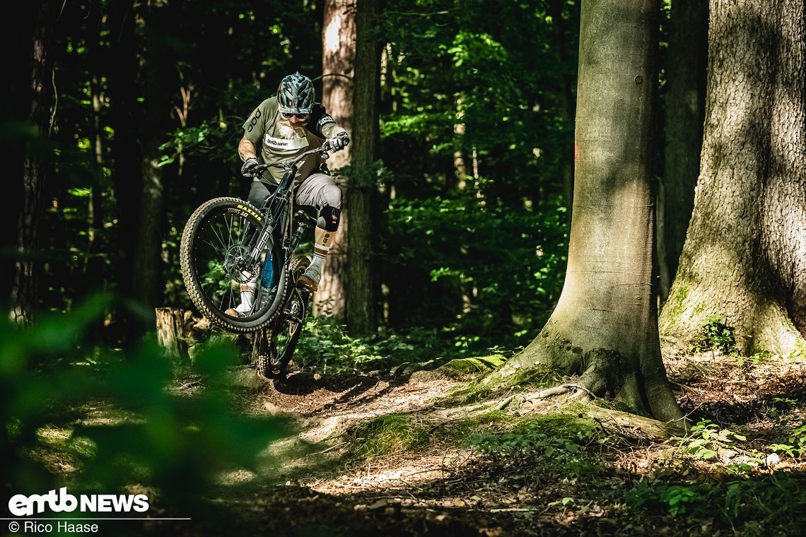 Auf dem Trail funktioniert Auto-Shift gut und legt, bis auf wenige Ausnahmen, den passenden Gang ein. Passt es mal nicht, schalte ich einfach manuell aufs richtige Ritzel.