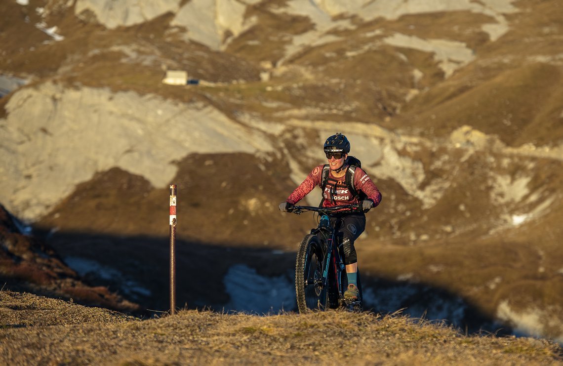 Endlich ist der Schnee weg! Nathalie Schneitter – ehemalige UCI E-MTB Weltmeisterin – genießt die ersten Touren nach einem harten Winter.