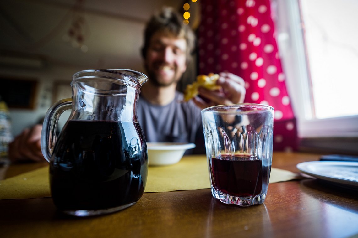 Ein Tropfen Rotwein auf den Heißhunger. Wenn das Mittagessen mehr Gänge hat als Dein Bike ...