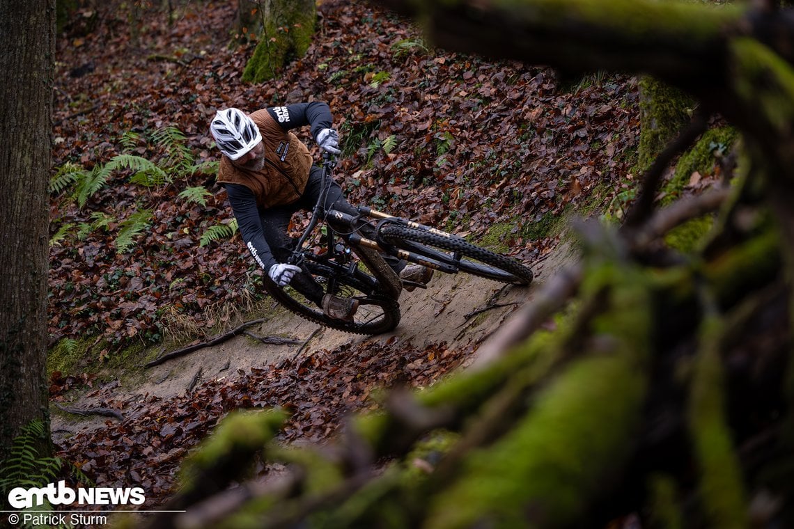 Auf dem Trail glänzt das Amflow PL Carbon mit niedrigem Gewicht und einem leichtfüßigen, verspielten Handling.