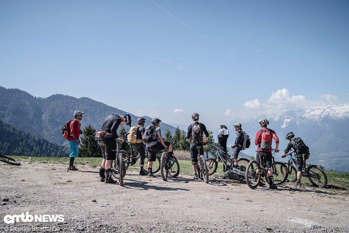 Grandioser Blick, aber auch erste Skepsis, ob die Trails, die wir fahren wollen, nicht noch zu verschneit sind