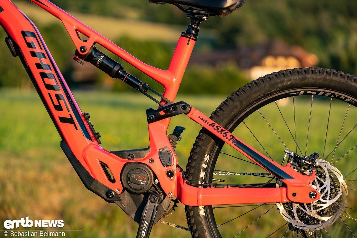 Die Geometrie fällt für ein All-Mountain E-Bike sehr modern aus