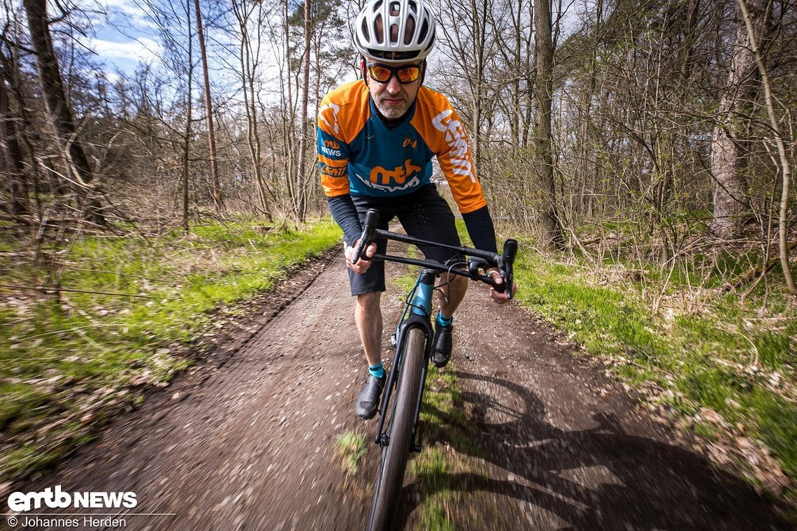 Das 16 kg leichte Canyon Grail:ON lässt sich einfach über die 25-km/h-Barriere pushen.