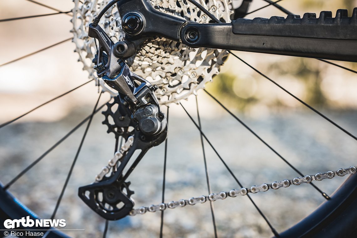 Das Shimano XT-Schaltwerk wird klassisch über einen Zug angesteuert und schaltet 12 Gänge in Kombination mit einem SLX-Hebel.