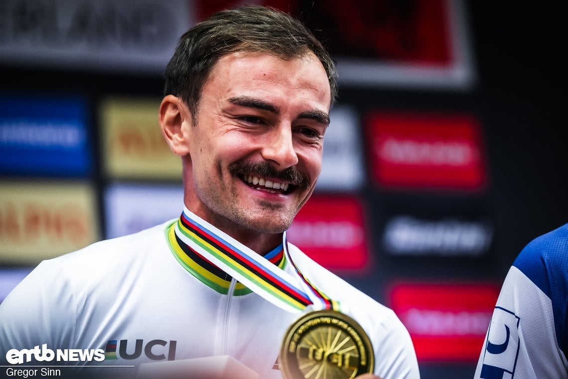 Seinen WM-Titel holte sich Adrien Dailly auf einem Cannondale Moterra. Ob der Schnauzbart eine Anspielung ist, auf welchem Bike er in der kommenden Saison unterwegs ist?