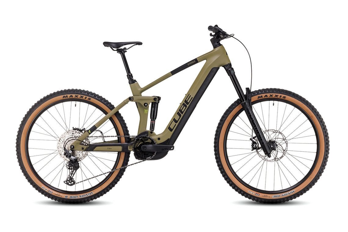 Aus dem Fichtelgebirge stammt das Cube Stereo Hybrid 160 HPC Race und bringt für 4.799 € einiges mit – etwa den Bosch CX Gen mit 750 Wh Akku, verpackt in einen Carbon-Hauptrahmen.