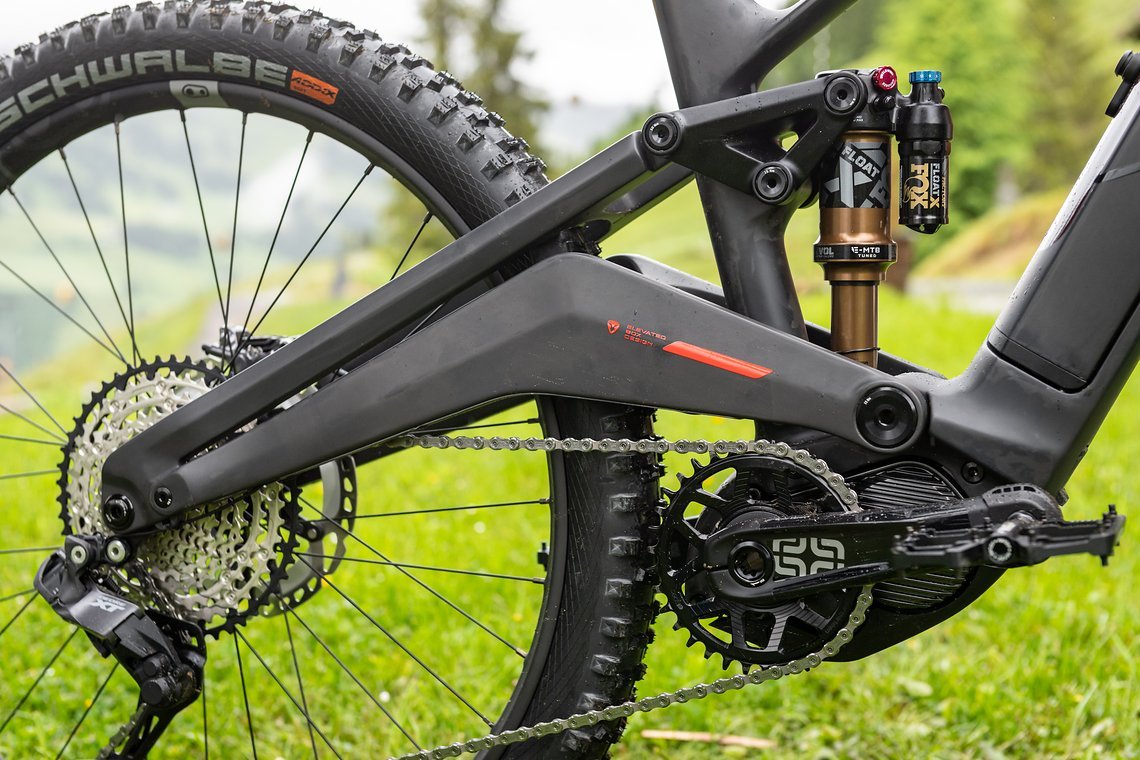 Der Mid-Pivot-Hinterbau soll dafür sorgen, dass das Bike stabil im Federweg steht.