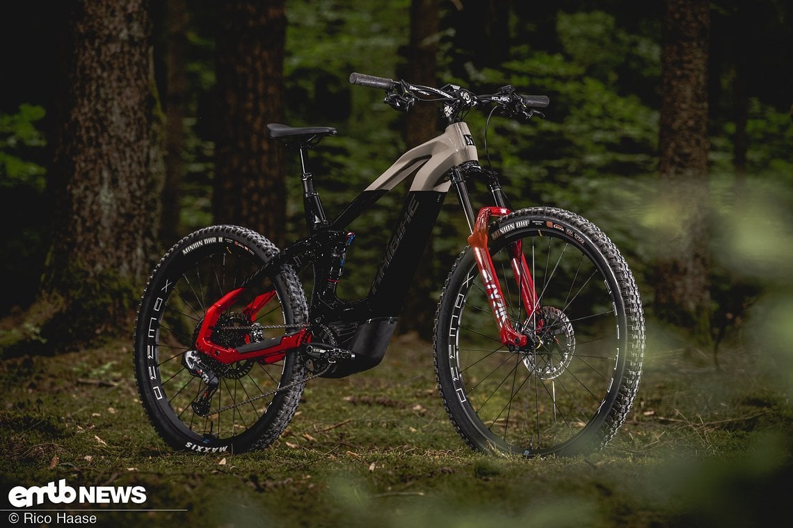 Das Haibike AllMtn CF SE besticht mit einem dreifarbigem Carbonrahmen, bei dem die Akzentfarbe der RockShox Lyrik, ein sexy Rot, stimmig und ausgewogen aufgegriffen wurde.