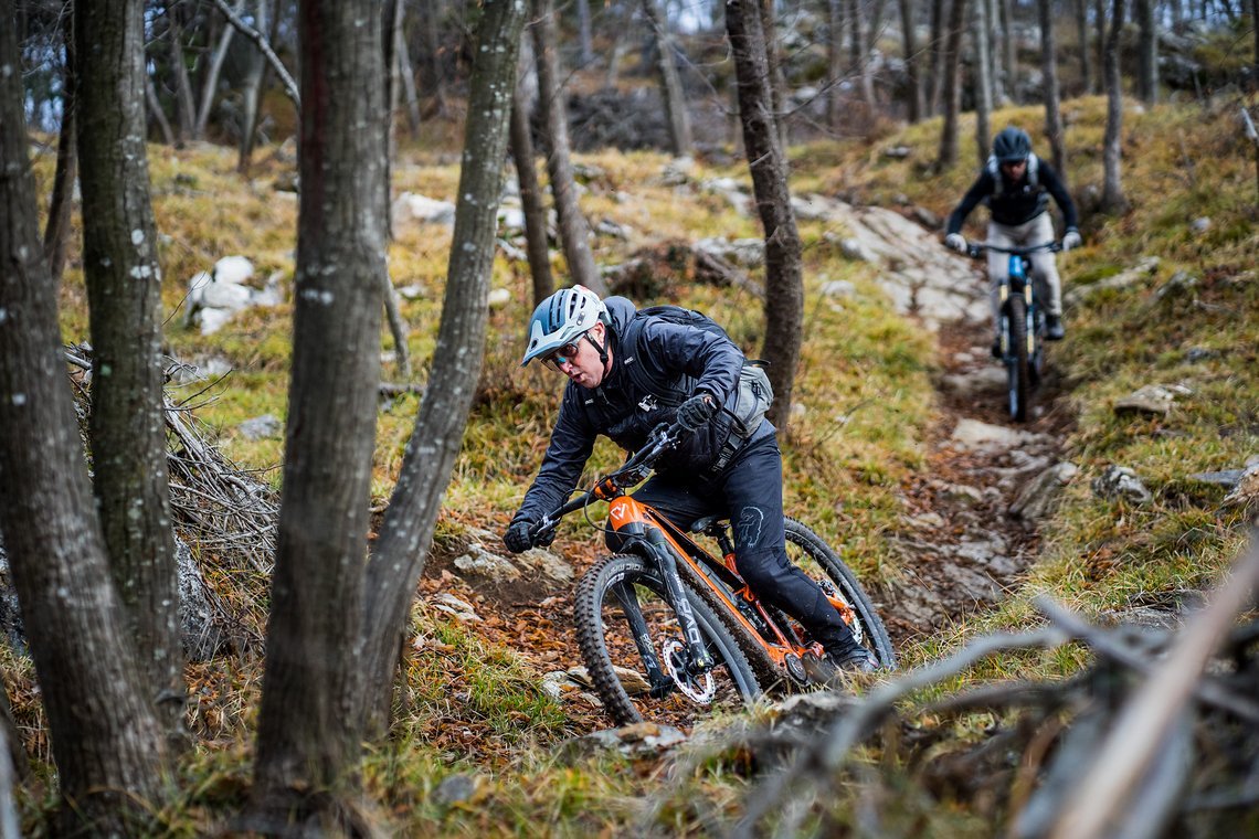 „Biken, so wie wir es selber lieben“ – Enrico beschreibt das Konzept von 4Guimp Travel und hat sichtlich Spaß auf den Trails.