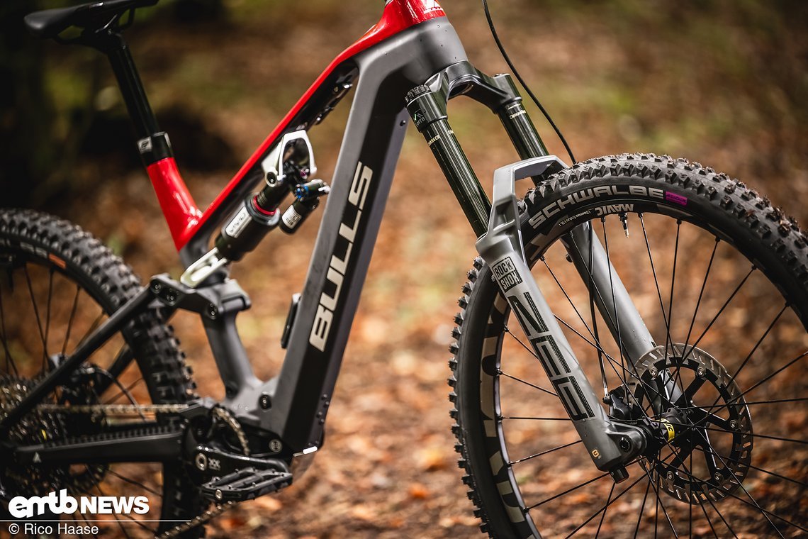 Für maximale Fahrwerksperformance sorgen eine RockShox Zeb Ultimate-Federgabel und ein ...