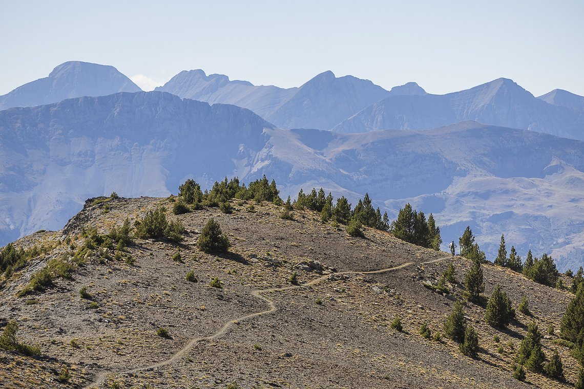 Auf schmalen Pfaden und in atemberaubender Landschaft, galt es ...