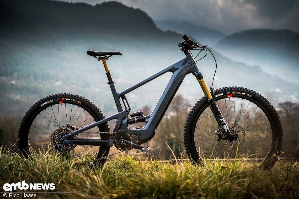 Santa Cruz Heckler MX - MY 2022. Hier die Topversion mit SRAM XO1 AXS-Schaltung, Fox Factory-Federgabel und Carbon-Felgen von Reserve im Mullet-Style.