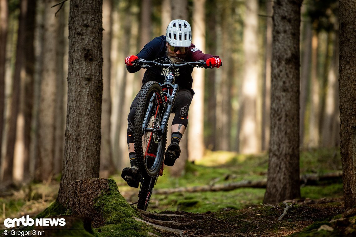 Auf dem Trail brennt das Rocky Mountain Altitude Powerplay C70 ein wahres Feuerwerk ab, tänzelt leichtfüßig über den Boden und kann vollends begeistern.