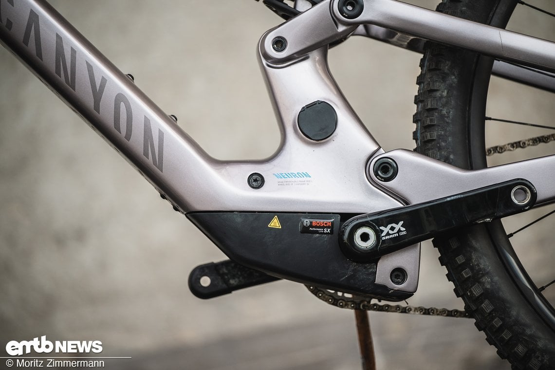 Schlankes Unterrohr trifft auf Ladebuchse.