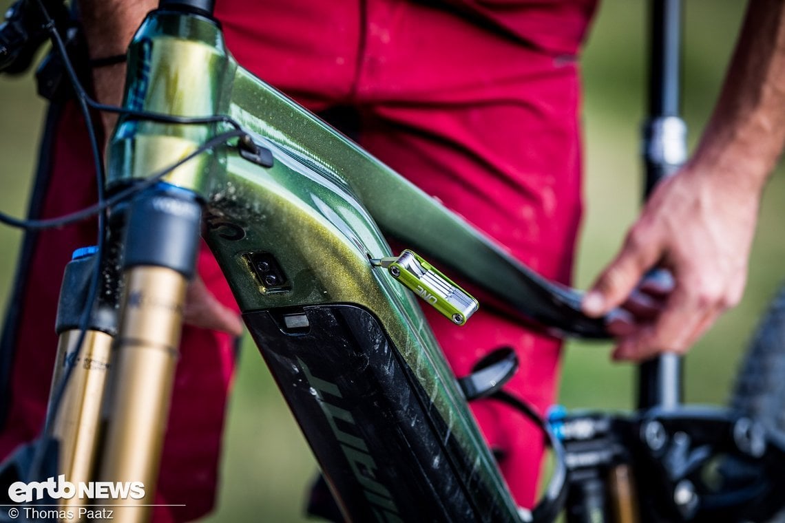 Um den Akku zu entfernen muss man mit einem Torx-Schlüssel den Verschluss öffnen. Praktisch beim schließen: ein Torque Limiter klickt, sobald man den Akku richtig festgeschraubt hat