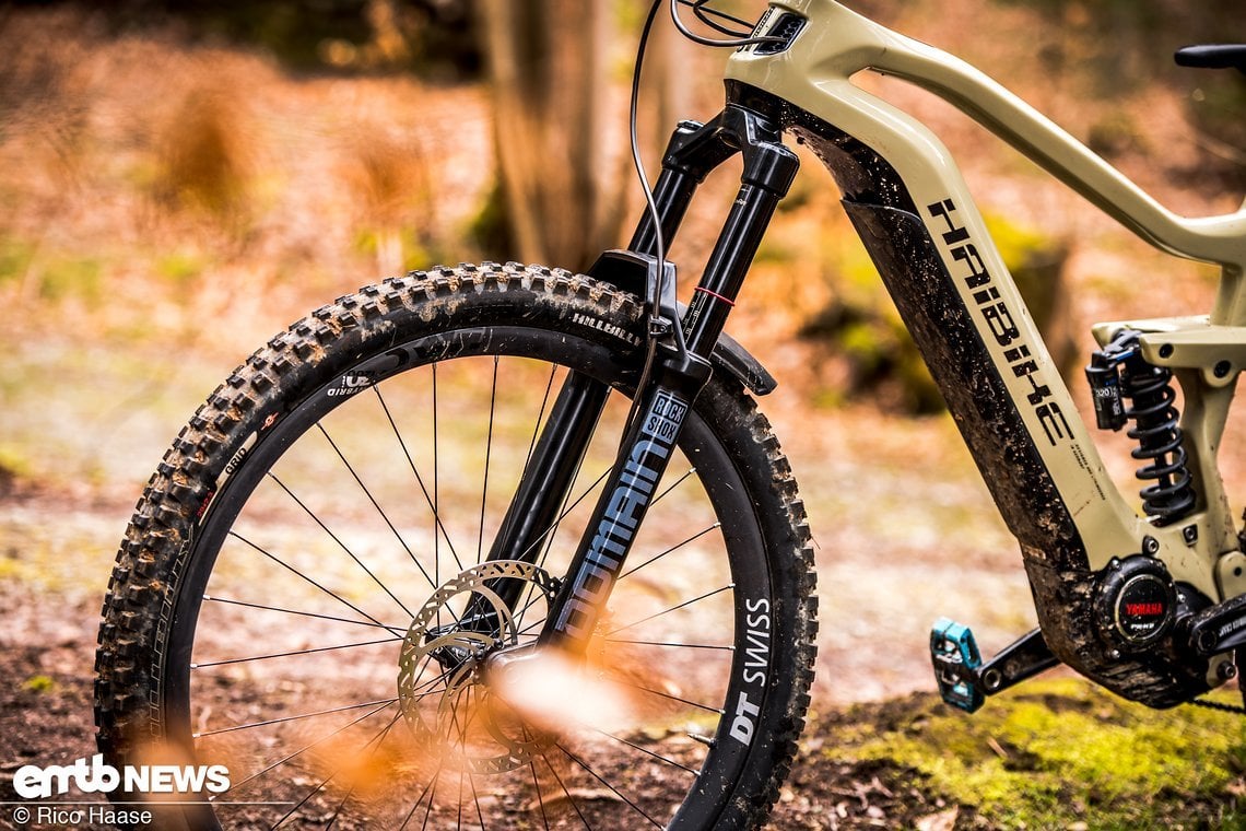 Bei der neuen RockShox Domain RC trifft martialisches Aussehen auf solide Technik zum günstigen Preis.