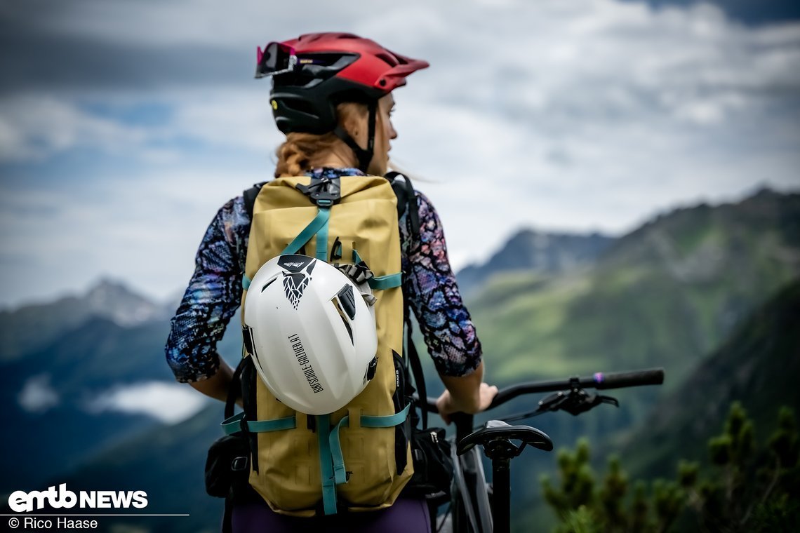 Hier kommen die Bike-Ninja-Turtles! Während des Bikens verstauen wir die zusätzliche Ausrüstung im und am Rucksack.