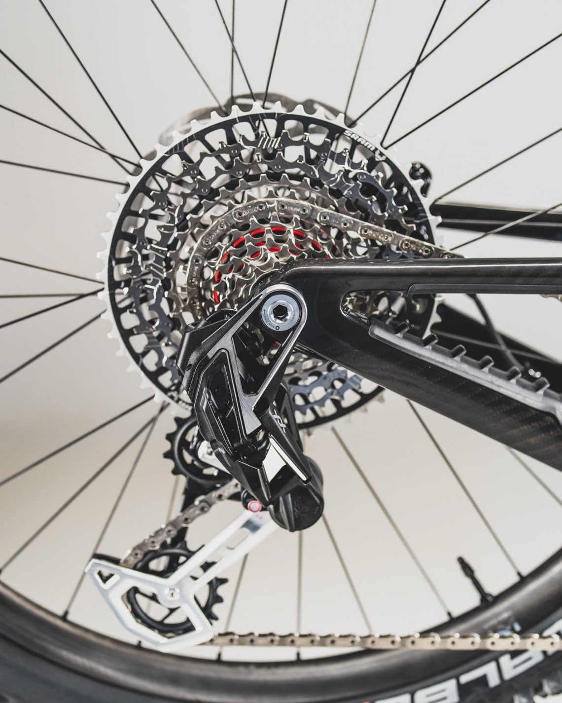 Geschaltet wird über die kabellose Sram Eagle Transmission, Verzögerungsmanöver übernehmen Formula Cura 4 Bremsen.