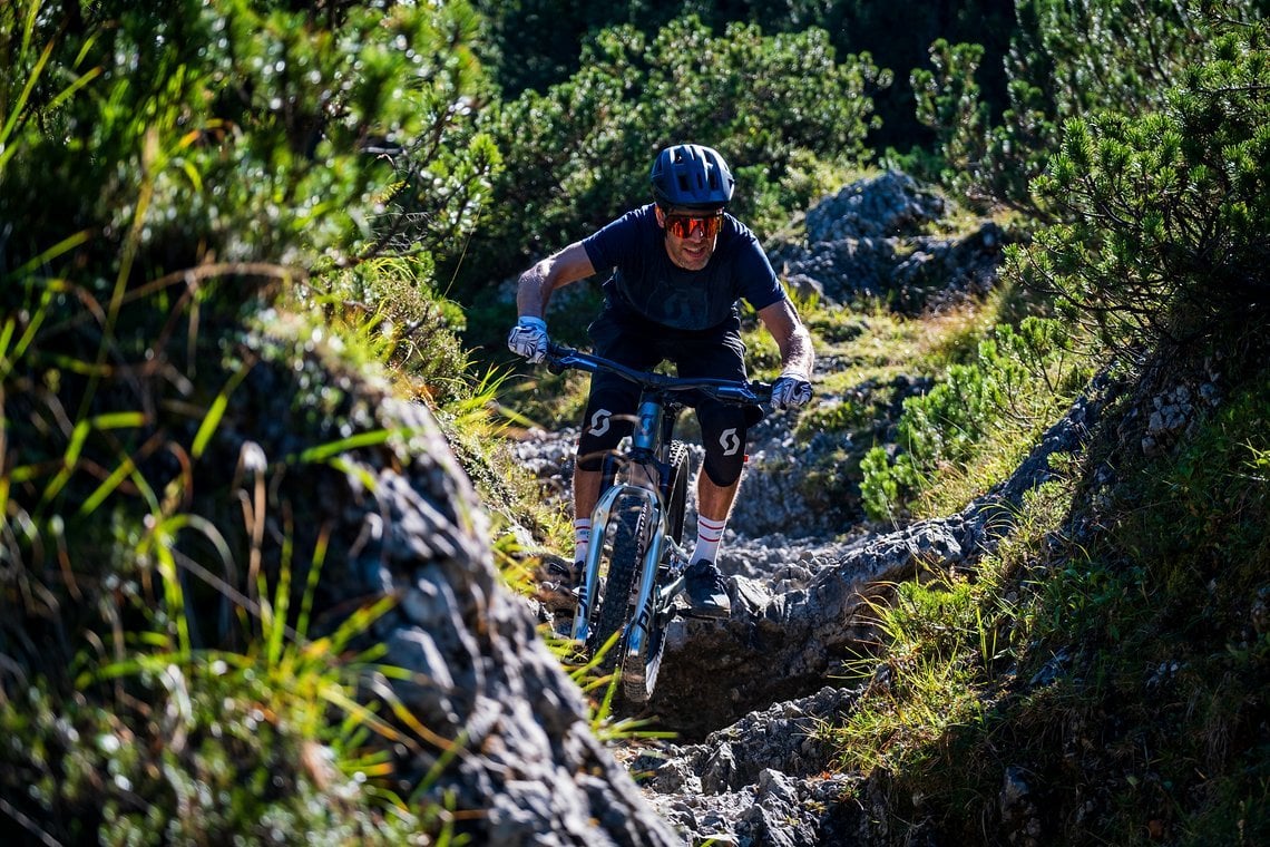 Julian auf einem seiner Hometrails im bayrischen Oberland. Gerne mal verblockt ...