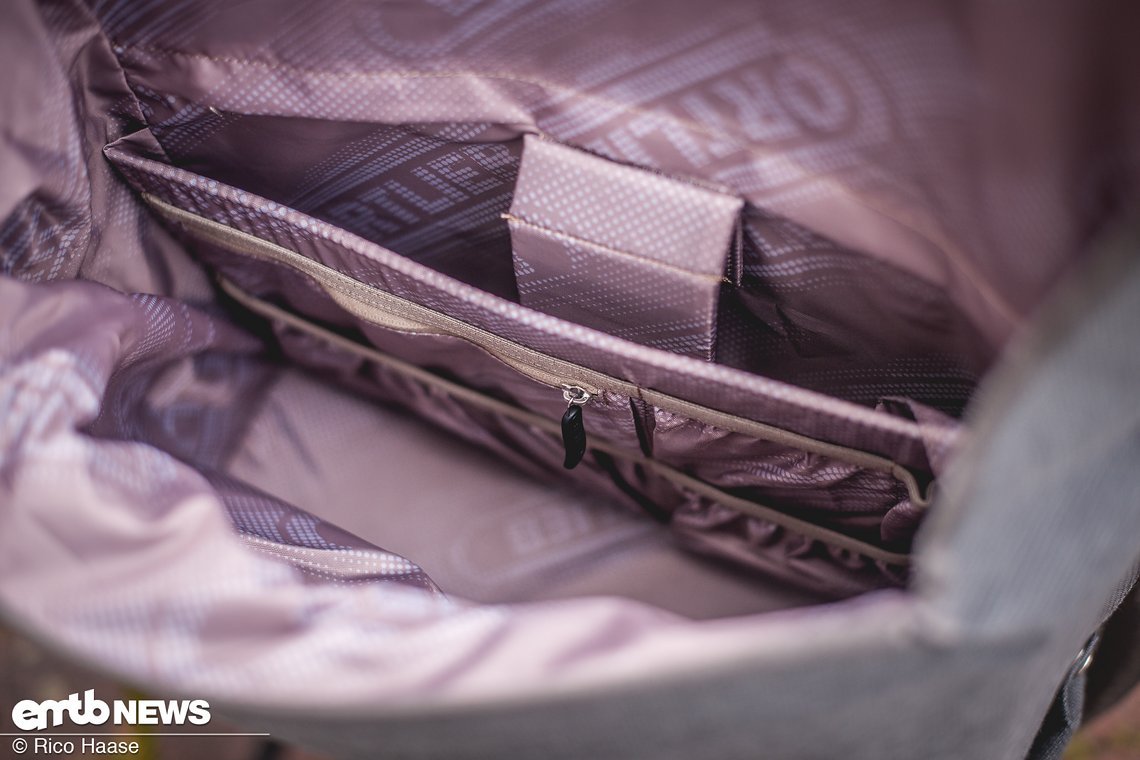 Im Innenteil befinden sich diverse Fächer