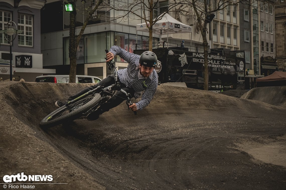 Der Pumptrack lädt zum heizen ein