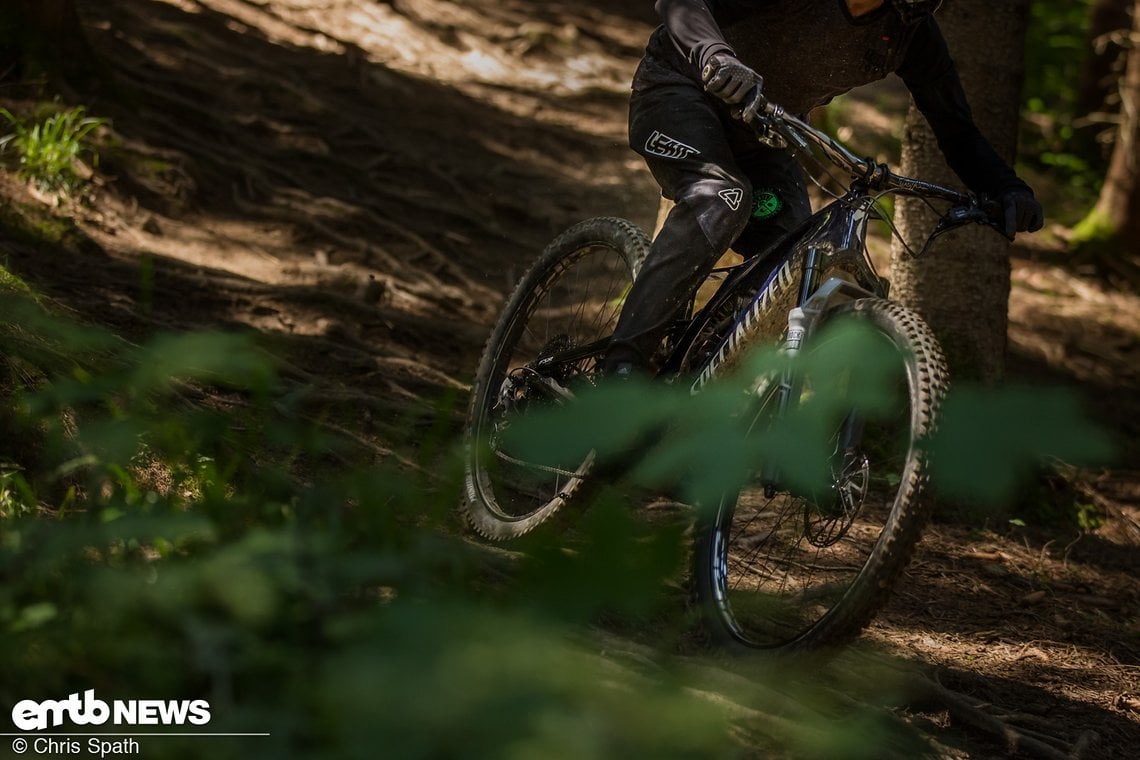 Auf dem Trail besticht die Zeb mit fluffiger Performance, gutem Ansprechverhalten und einer hohen Präzision