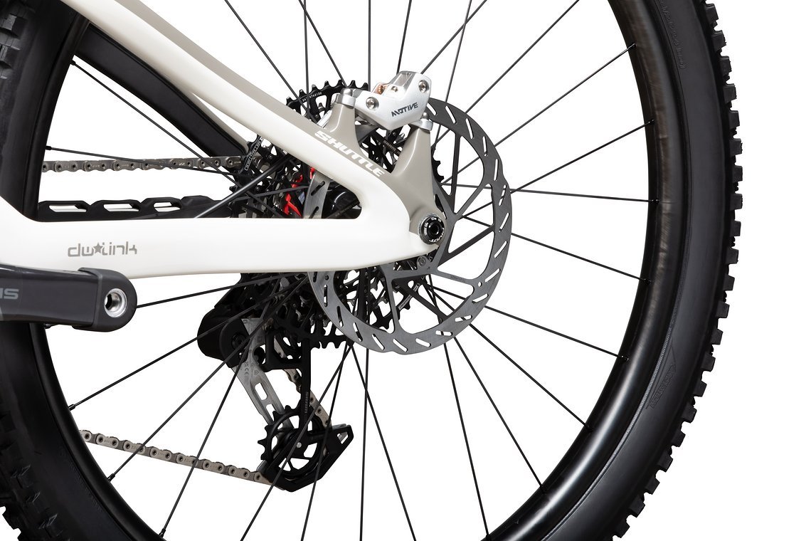 Verzögert wird ebenfalls mit SRAM Produkten: Die Vierkolben-Bremse Motive soll eine gute Wahl sein.