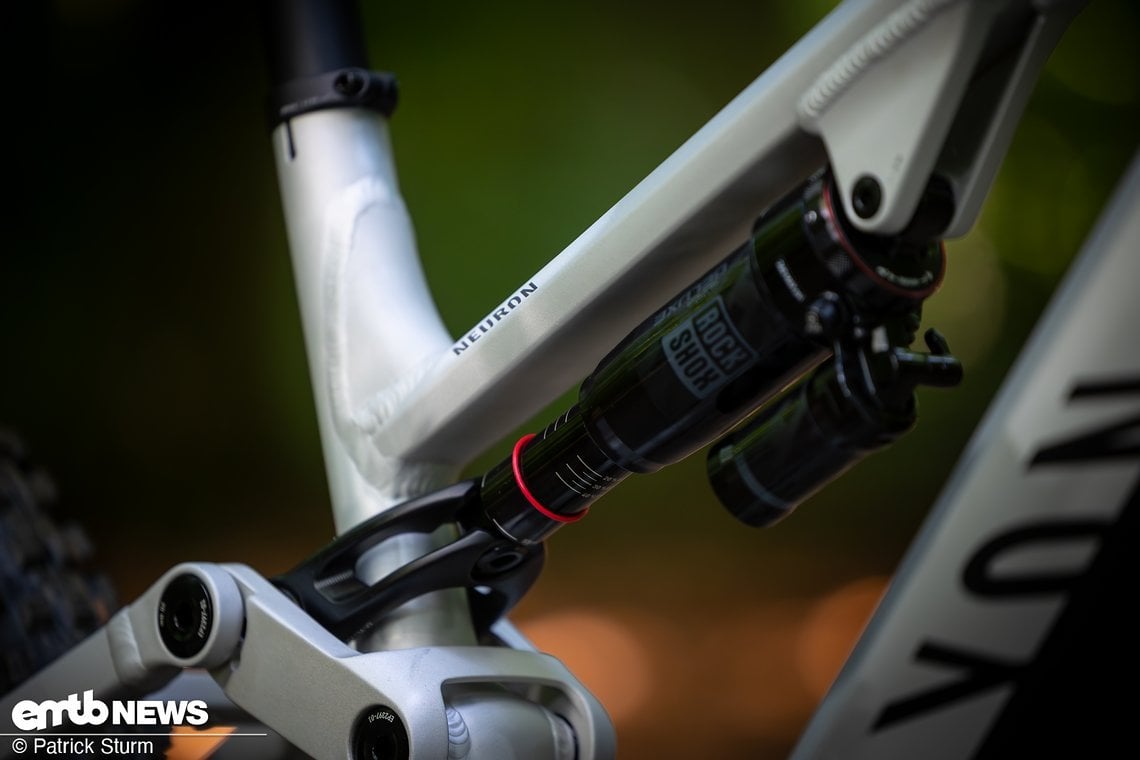 Das Heck agiert auf einem guten Niveau, es bügelt Unebenheiten gut weg und dank genug Luftdruck rauscht es dabei nicht durch den Federweg,