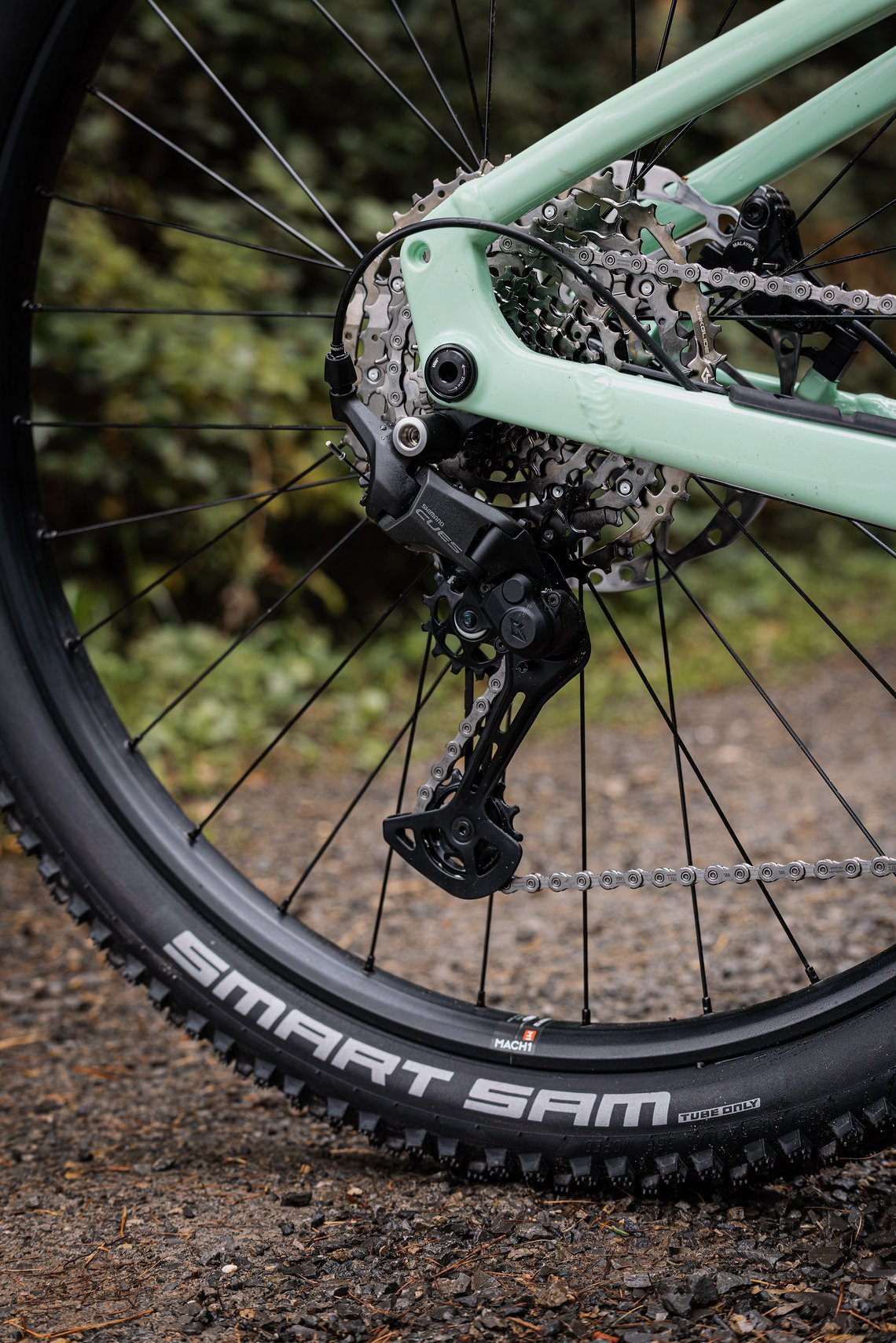 Bei der Schaltung setzt Focus auf die Shimano Cues – beim Top-Modell 10-fach, die beiden anderen Modelle kommen mit 9-fach.