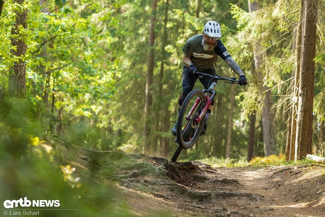 Trails surfen und Spaß auf dem Bike haben, genau darum geht es beim Haibike AllMtn CF SE.