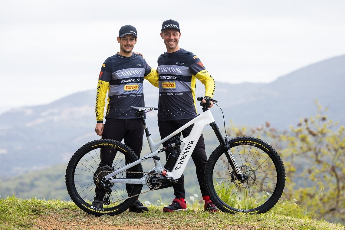 Canyon CLLCTV Dainese E-Enduro Team 2023: Alex Cure und Fabian Barel (rechts im Bild) werden auf dem Canyon Strive:ON E-Racing fahren.