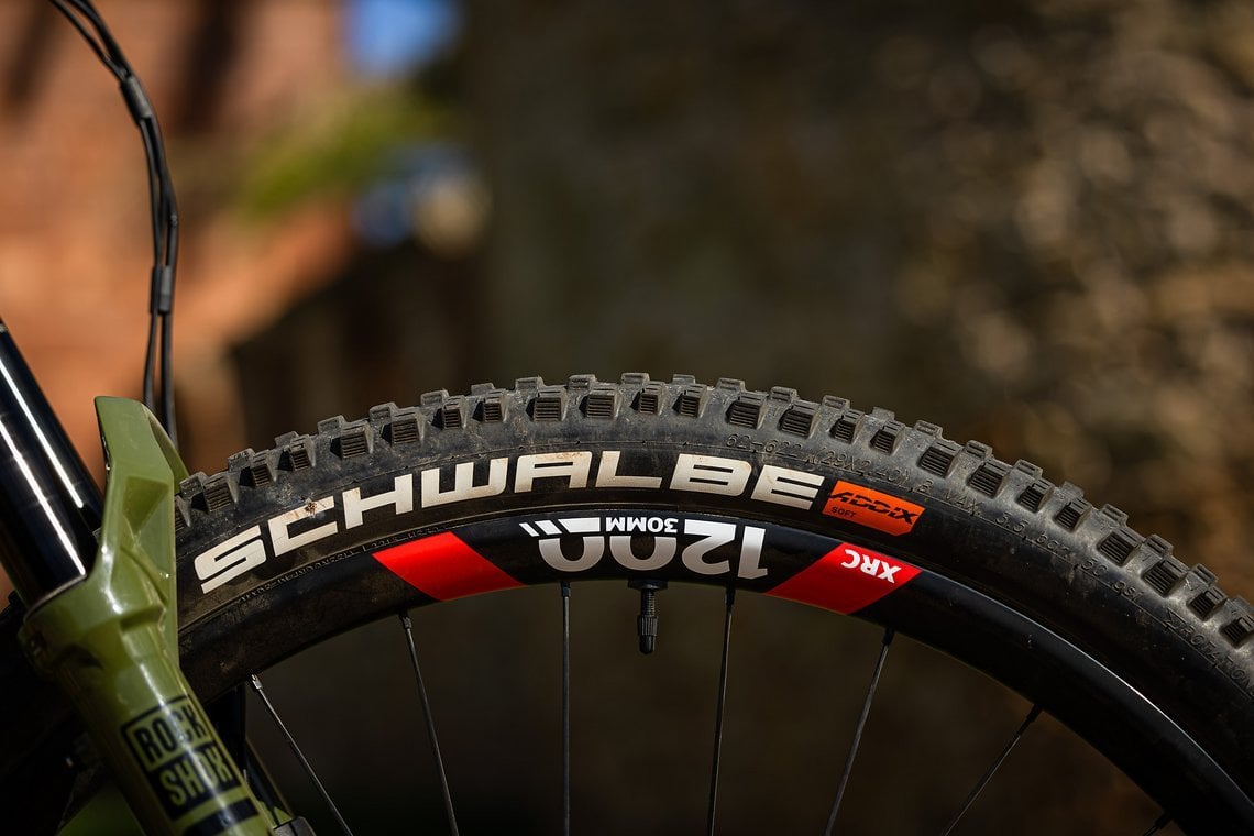 Bei trockenen Verhältnissen ideal: Schwalbe First Ride Reifen in Addix-Soft.