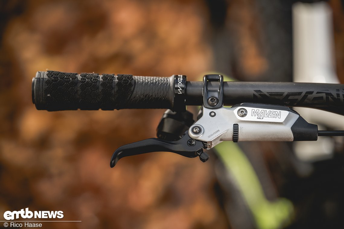 Kraftvolle SRAM Maven Ultimate-Bremsen sorgen in Kombination mit 220 mm Bremsscheiben für jede Menge Verzögerung.