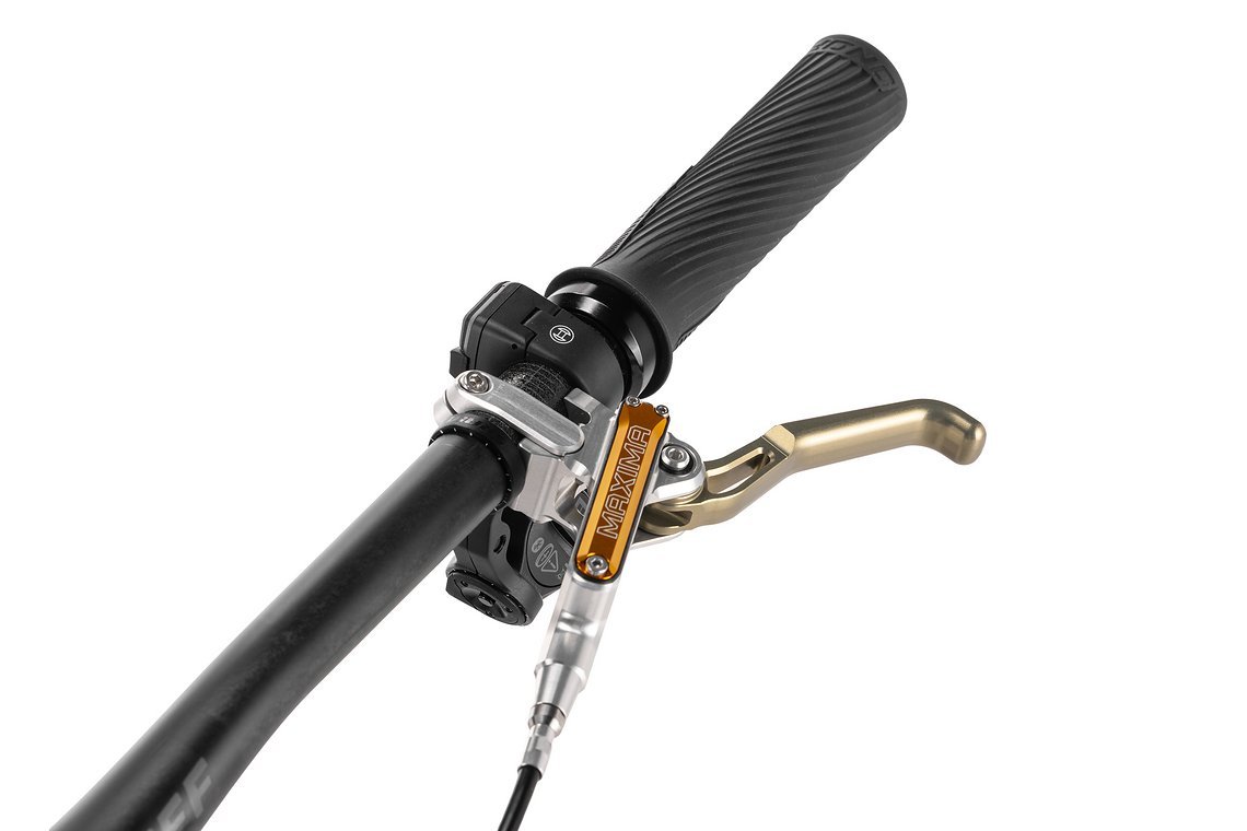 Verzögert wird die Maschine mit Trickstuff Maxima Bremsen.