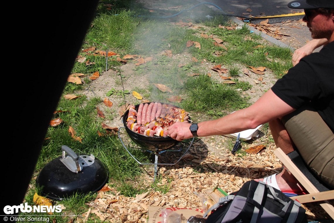 Erst mal den Grill anschüren