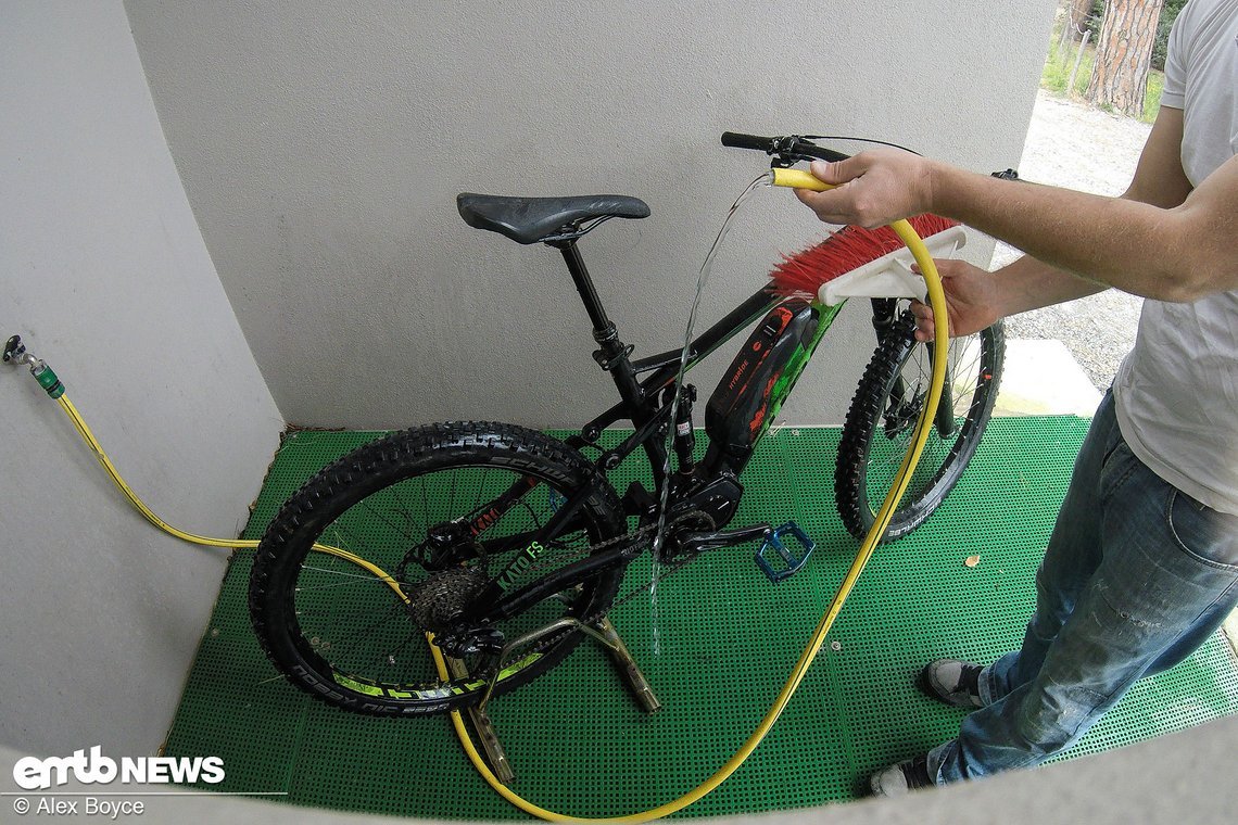 Macht das Rad sacht von oben nass.