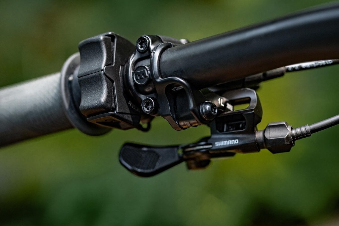 Aufgeräumtes Cockpit mit der Shimano Bedieneinheit.