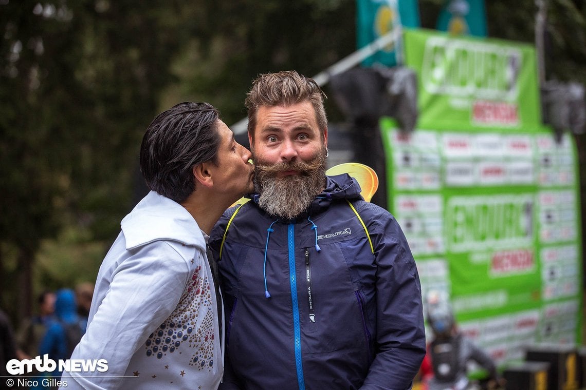 Unsere Zauberfee und Chefredakteur Rico wird für sein gutes Rennen und sein Jubiläum, bisher bei allen der 5 Enduro One Rennen am Ochsenkopf dabei gewesen zu sein von Michael mit einem Bussi belohnt.