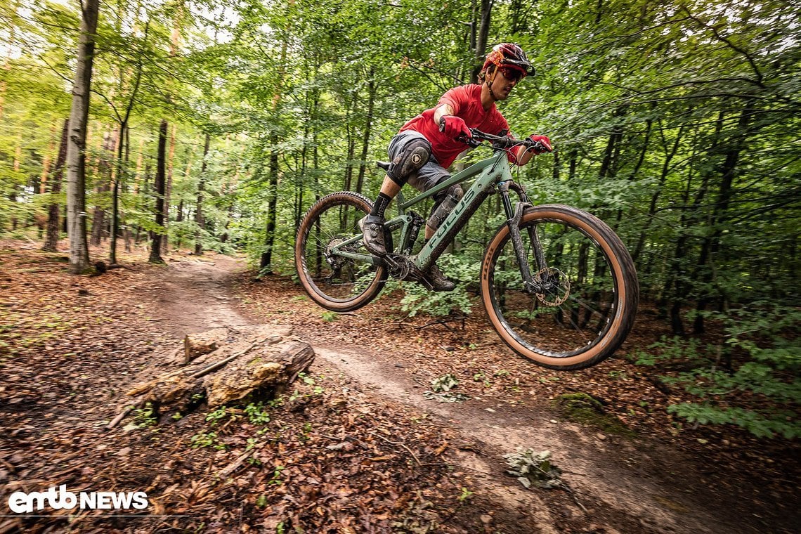 In der Luft bleibt das E-Bike stabil und leicht zu handeln.