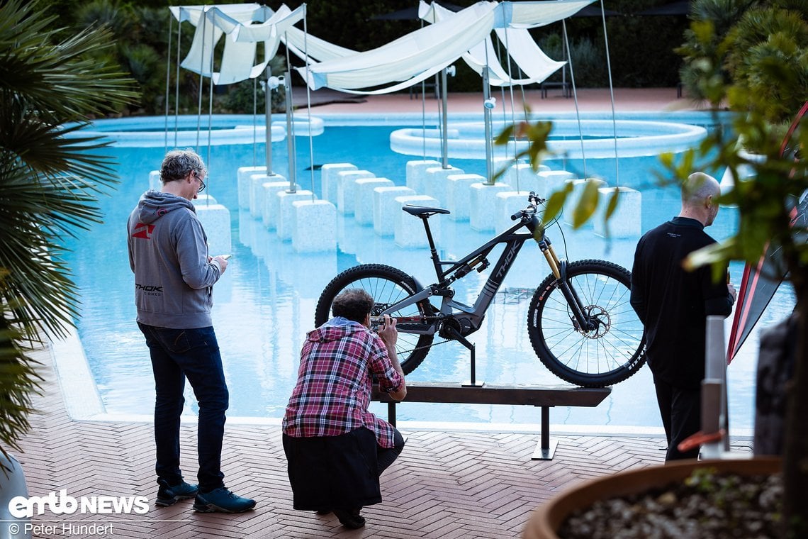 Am Pool können die neuen Thok Gram Enduros …