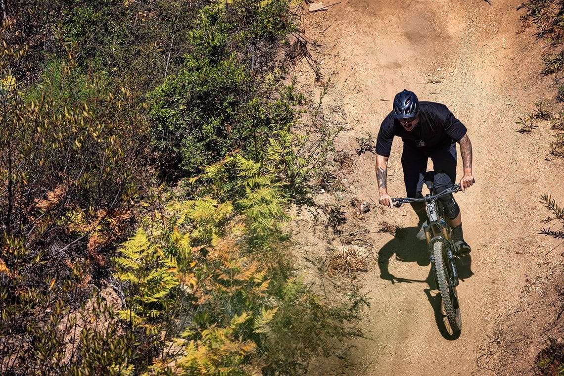 Draufsetzen und losballern – so auch beim Vala, das neue E-MTB aus Kalifornien, überzeugt mit bekannten Tugenden.