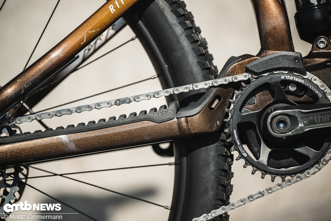 Ordentlich gemacht ist der Kettenstrebenschutz, der weit nach vorn gezogen ist.