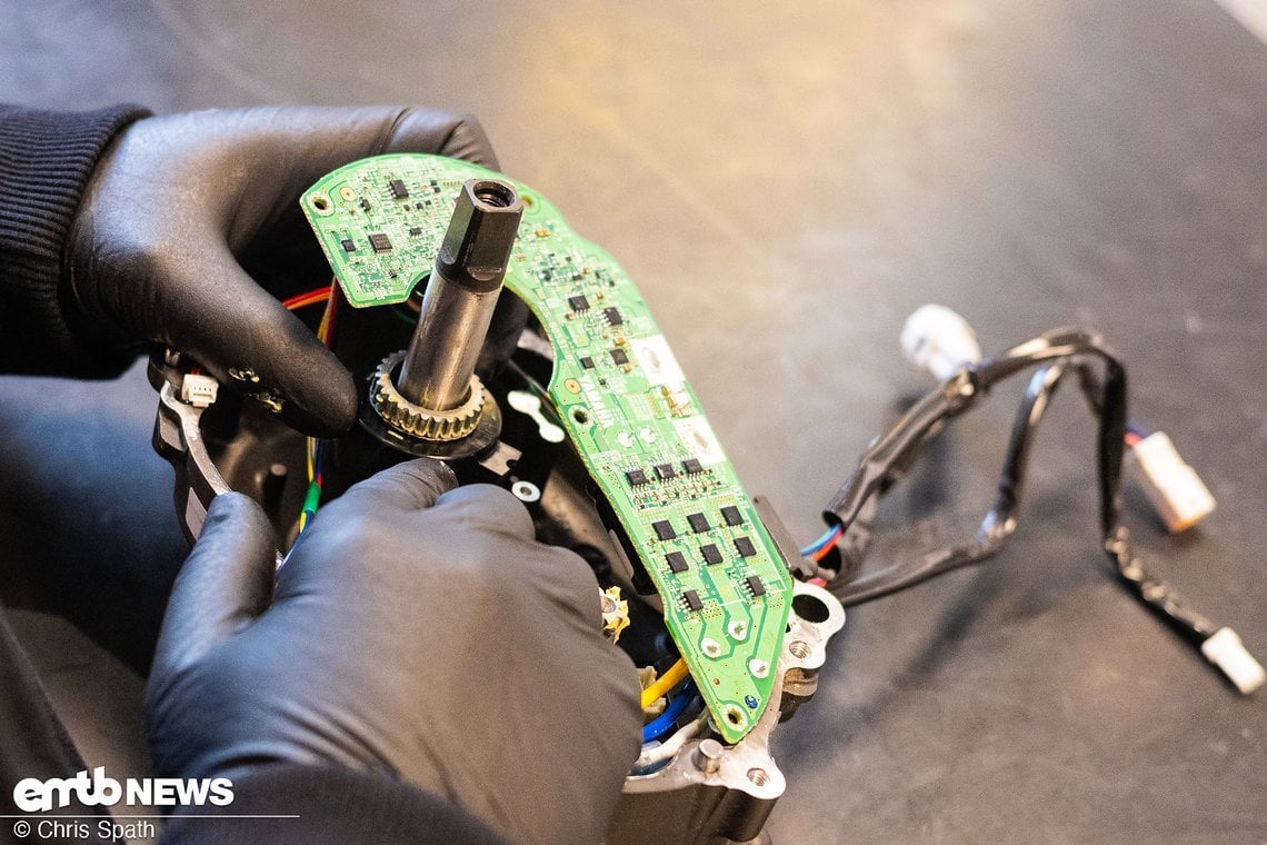 Nachdem die Hardware wieder verbaut ist, kommt die Platine zur Motorsteuerung wieder in den Motor.