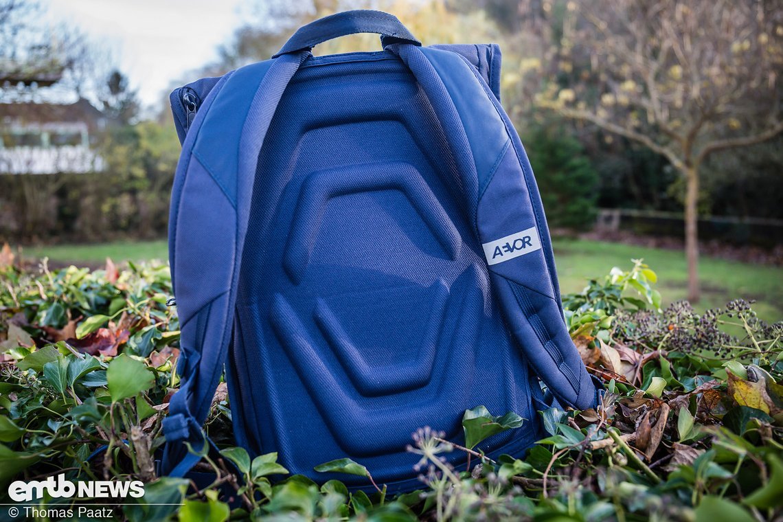 Ergonomische Schultergurte und luftdurchlässiges Rückenteil.