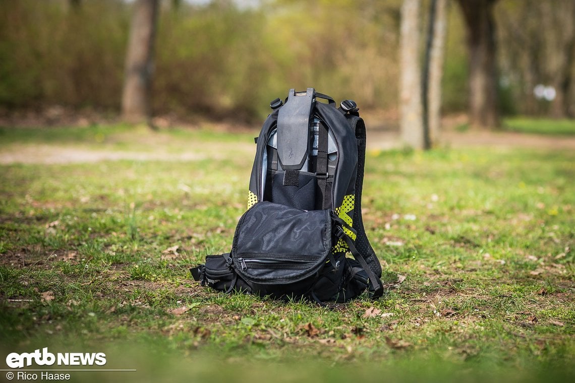 Leider passt hier der Akku vom Specialized Levo nicht in den Rucksack