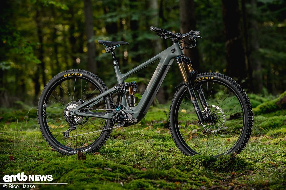 Das Yeti 160E kommt mit 160 mm Federweg am Heck, schönem Carbon-Rahmen – auf den es lebenslange Garantie gibt – und rollt auf 29-Zoll-Laufrädern.