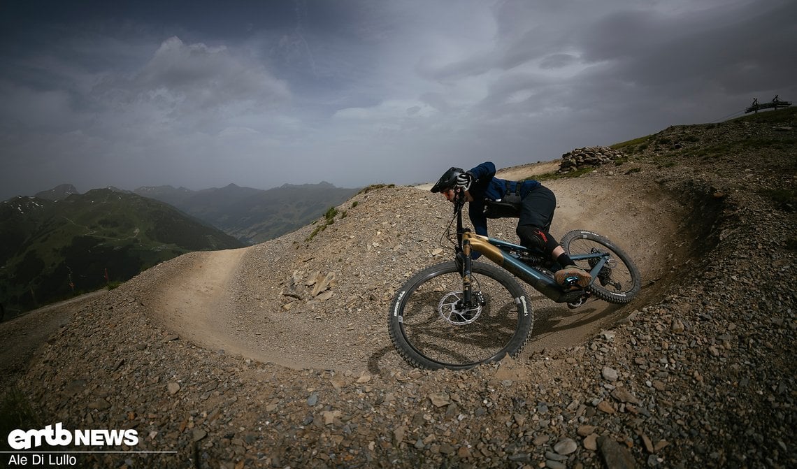 Während viele E-Bikes im Bikepark viel zu träge ausfallen und über 25 km/h ohne ordentliches Gefälle ziemlich verhungern, fährt sich das Decoy SN ziemlich spritzig