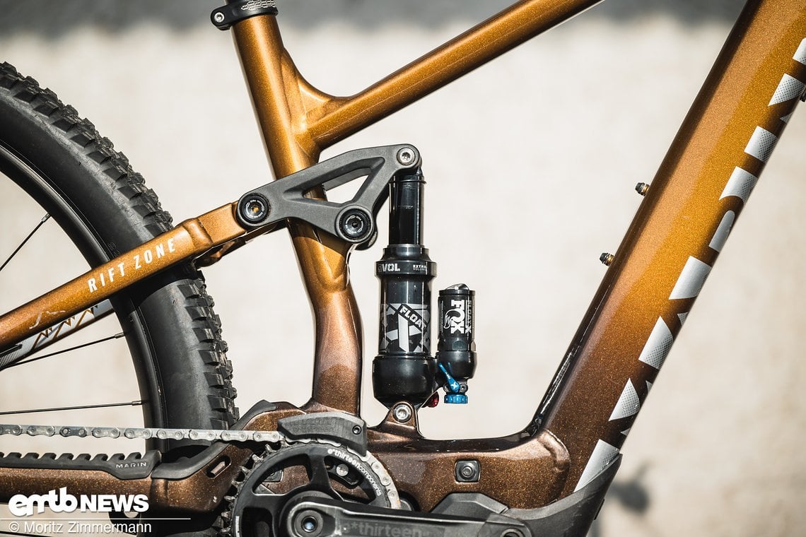 … trifft auf Fox Float X in Schwarz, mit Druckstufen-Verstellrädchen – auch hier aus der Performance-Elite-Baureihe.