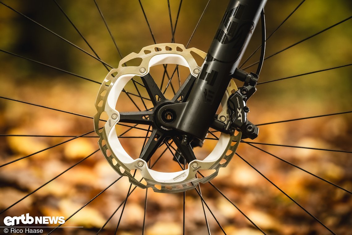 ... mit Shimano XT-Bremsen.